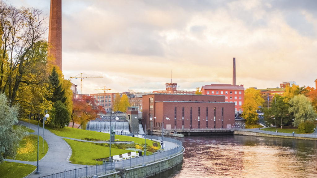 Tampereen kaupunkimaisemassa näkymä Tammerkoskeen ja sähkölaitokselle.