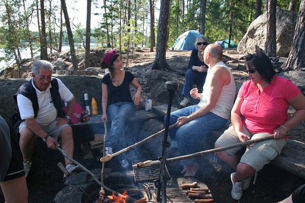 Iltalialaisia Kirskaanniemessä – nuotiomakkaraa ja tikkupullaa (Kuva: Mari Saloniemi)​