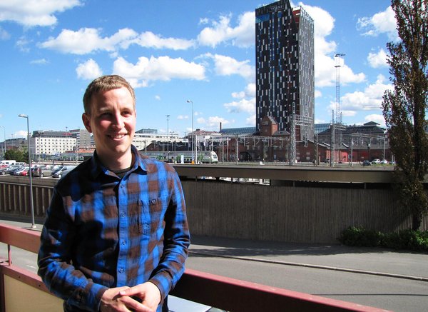 ​Flocklerin toimitusjohtaja Toni Hopponen. Yrityksen Tampereen toimiston parvekkeelta näkyy kaupungin uusin maamerkki Tornihotelli.​​​