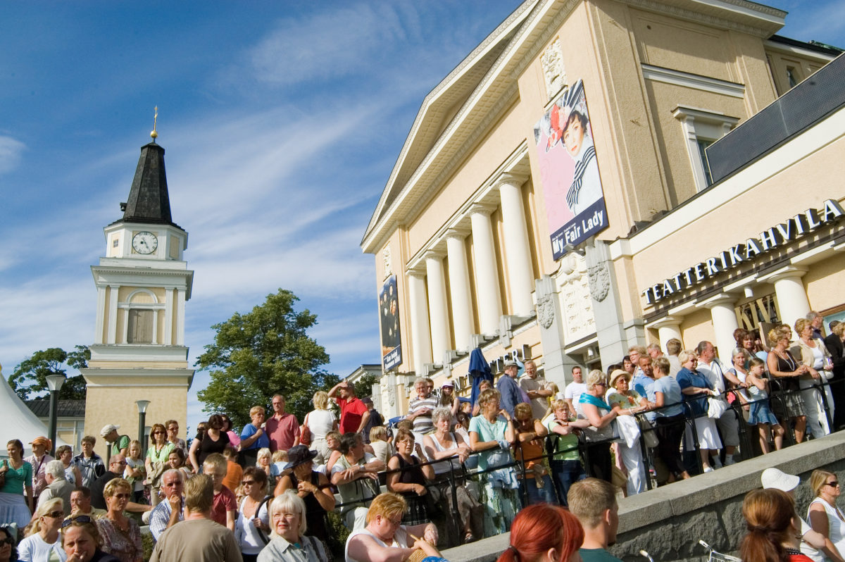 väkijoukko Tampereen keskustorilla