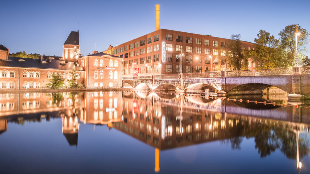 Visit Tampere Finlayson, Frenckell ja Tammerkoski yöllä Kuva: Laura Vanzo
